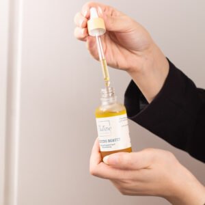 Sleeping Beauty - سر جمال بشرتك الليلي اكتشفي جمالك مع مزيج فاخر من الزيوت الطبيعية: • زيت الجوجوبا: لترطيب عميق ونعومة حريرية. • زيت اللبان الذكر: لتجديد الخلايا وتقليل الخطوط الدقيقة. • زيت الخروع: لتغذية البشرة وزيادة مرونتها. للحصول على بشرة نضرة كل صباح، ضعي بضع قطرات قبل النوم، ودلكي بلطف، واتركيه حتى الصباح